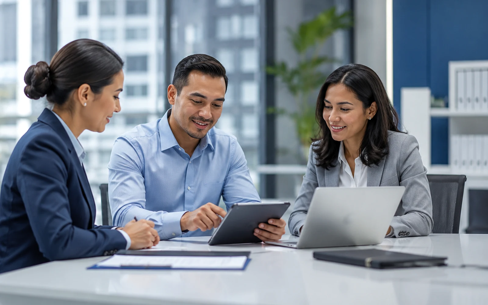 HR 360: manage your teams, contracts and attendance with a complete view.